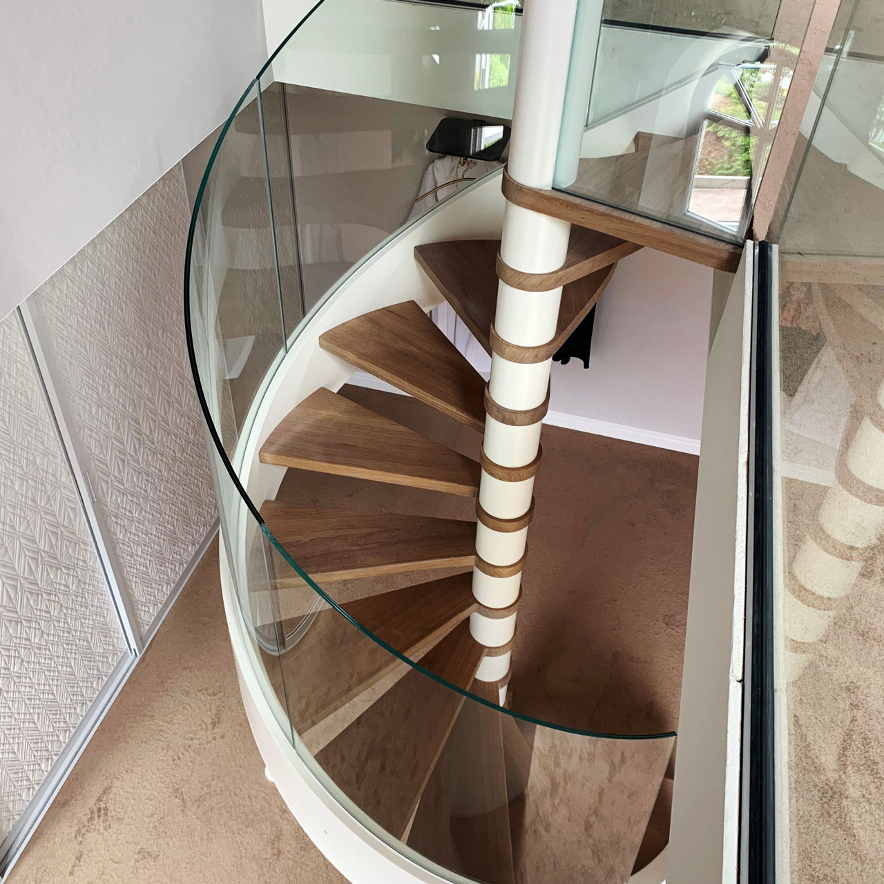 Treppe mit Geländer aus gebogenem Glas - Glasbiegerei Pfaltz