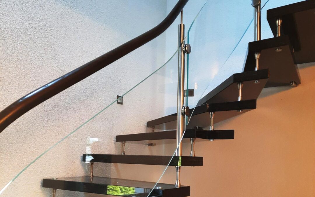 Treppenverglasung mit gebogenem Glas