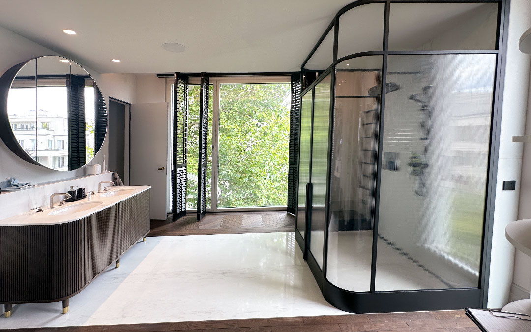 Designerdusche mit gebogenem Glas, VSG, gebogene Duschkabine, geriffeltes Glas